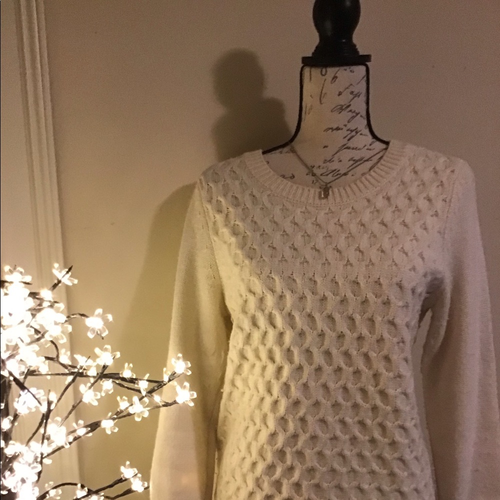 Beautiful GUC ivory sweater